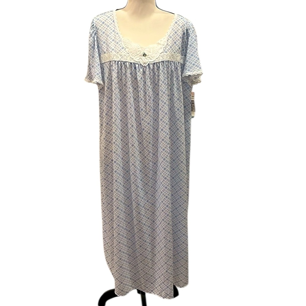 Miss Elaine Blue and White Floral Print Short-Sleeve Nightgown